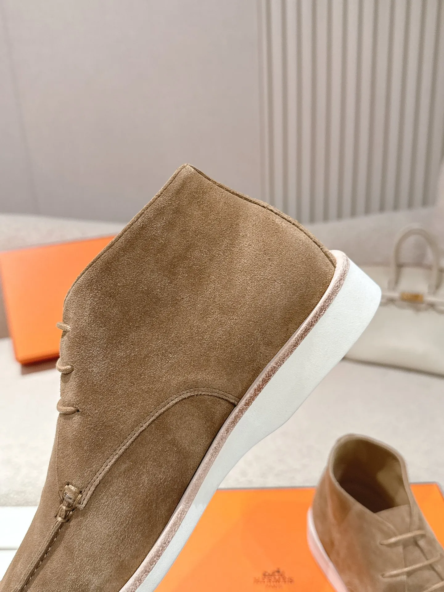Men's Men's Shoes 660💰 Hermes men's size #26ss calfskin derby shoes, decorated with signature "H Diamant" details for a stylish and casual style. Fabric: Cow suede Lining: Mixed sheep lining Outsole: Genuine leather welt + original TPU Bottom thickness: 3CM Code number: 39-45 (customized at 46.47)